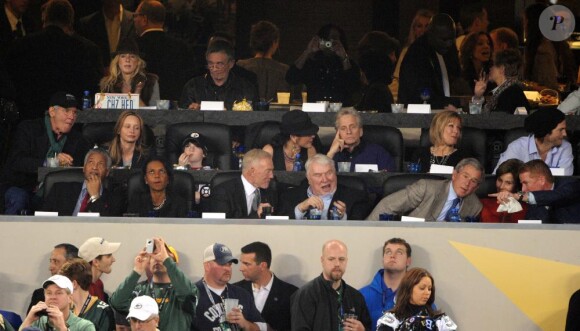 Catherine Zeta-Jones et Michael Douglas assistent en amoureux au Super Bowl, le 6 février 2011 à Dallas