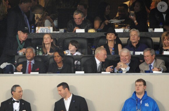 Catherine Zeta-Jones et Michael Douglas assistent en amoureux au Super Bowl, le 6 février 2011 à Dallas