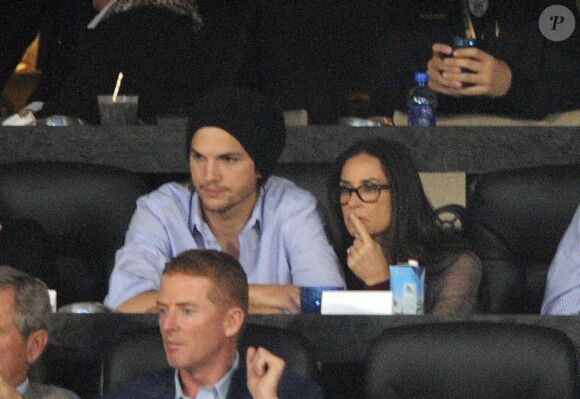 Demi Moore et Ashton Kutcher assistent en amoureux au Super Bowl, le 6 février 2011 à Dallas