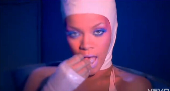Aperçus du clip S & M de Rihanna