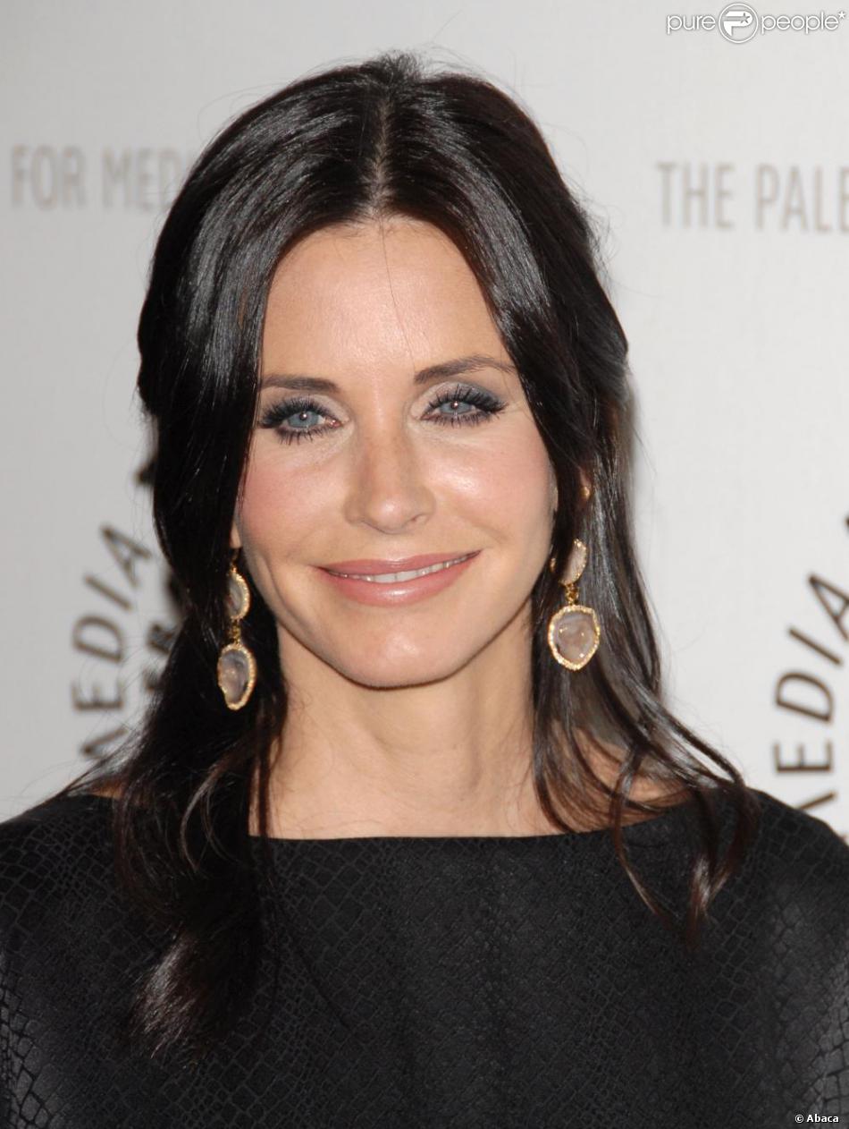 On plongerait dans le regard bleu de la belle Courteney ...