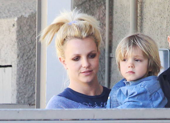 Britney Spears et le plus jeune de ses fils, Jayden James, sortent d'un cours de karaté, à Los Angeles, jeudi 10 février.
