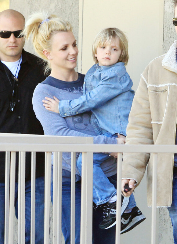 Britney Spears et le plus jeune de ses fils, Jayden James, sortent d'un cours de karaté, à Los Angeles, jeudi 10 février.