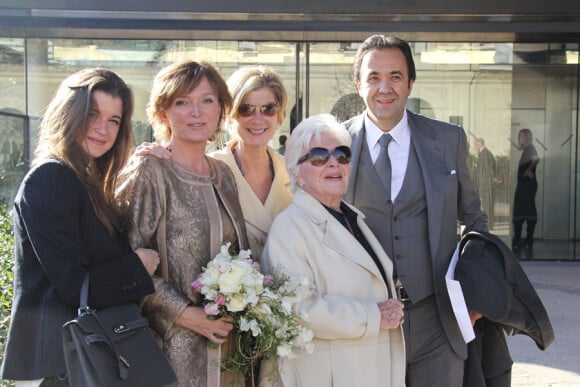 Mariage de Claude Chirac et Frédéric Salat-Baroux, le 11 février 2011. Ici devant le restaurant Les Ombres avec Michèle Laroque, Line Renaud et la fille du jeune marié.