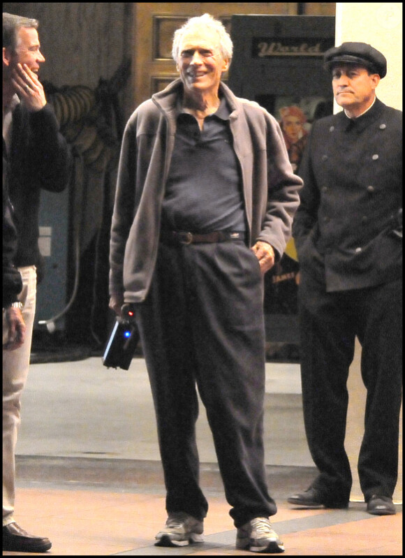 Clint Eastwood dirige ses acteurs dont Leonardo DiCaprio sur le tournage de J.Edgar à Los Angeles 