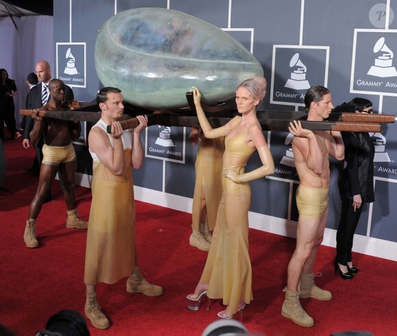Lady Gaga arrive aux Grammy Awards dans son vaisseau, le 13 février 2011