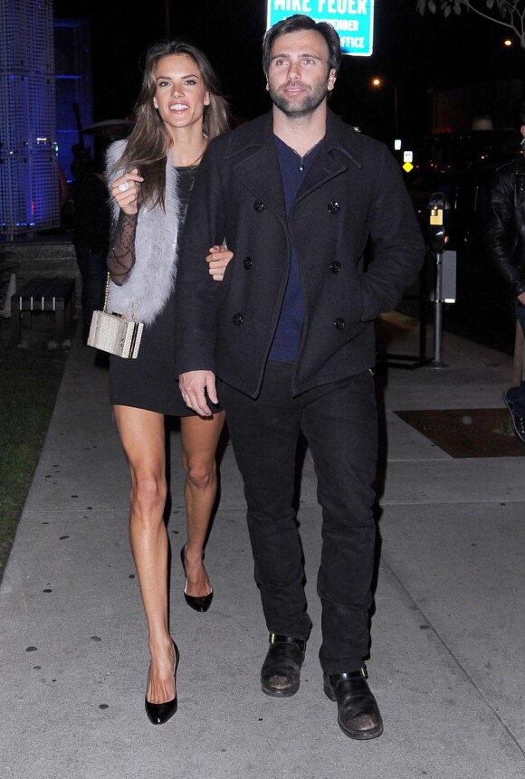 Alessandra Ambrosio et son compagnon à la sortie d'un restaurant à Los Angeles. Le 13 février 2011