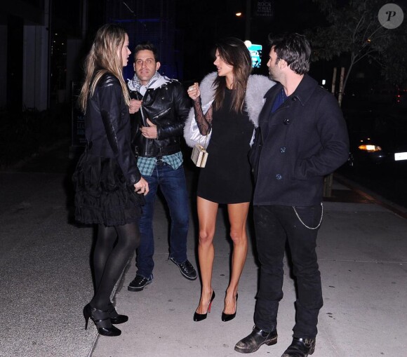Alessandra Ambrosio et son compagnon à la sortie d'un restaurant à Los Angeles. Le 13 février 2011
