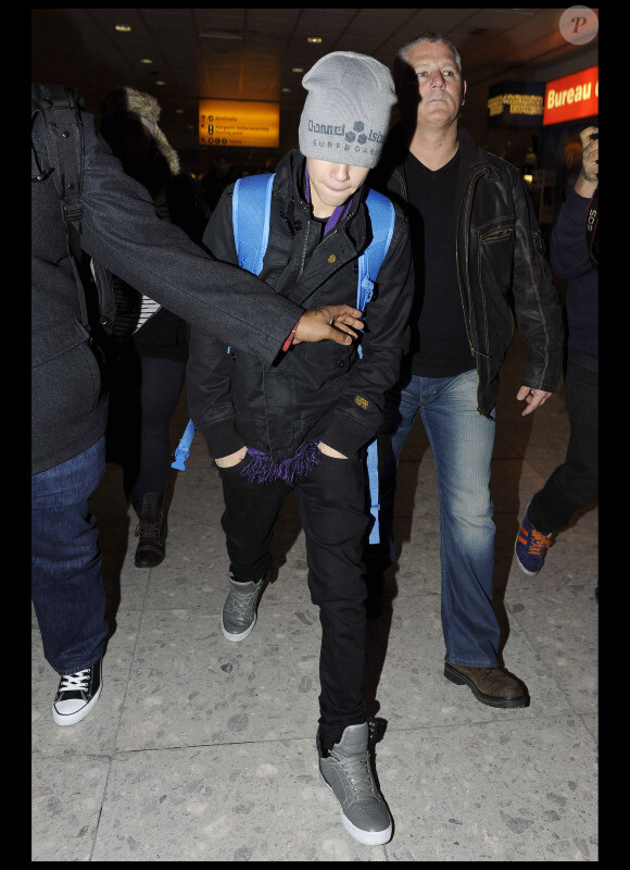Justin Bieber arrive à l'aéroport d'Heathrow à Londres le 15 février 2011