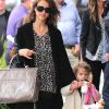 Jessica Alba et Honor lors d'une balade dans les rues de Los Angeles le 15 février 2011