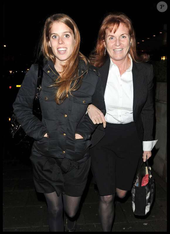 Sarah Ferguson et sa fille la princesse Beatrice à Londres après une soirée le 15 février 2011