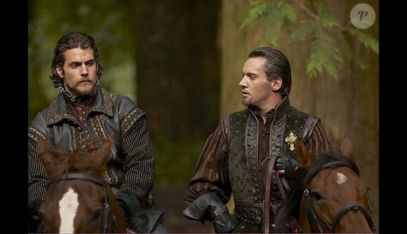 Henry Cavill (à gauche) avec Jonathan Rhys-Meyers dans la série The Tudors