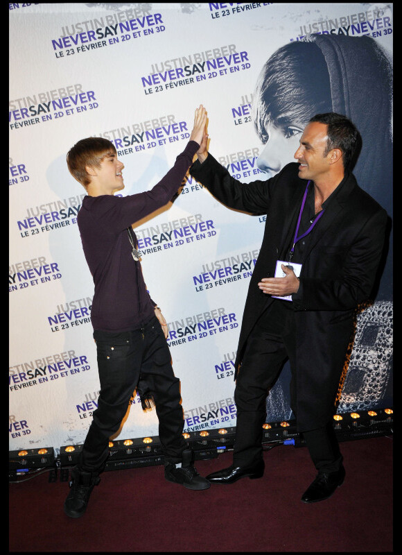 Justin Bieber et Nikos Aliagas lors de la première de Never Say Never au Grand Rex à Paris le 17 février 2011