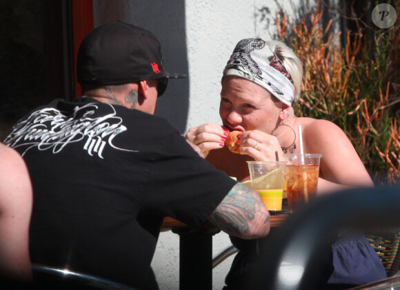 Pink et Carey Hart déjeunent au soleil à Los Angeles le 11 février 2011