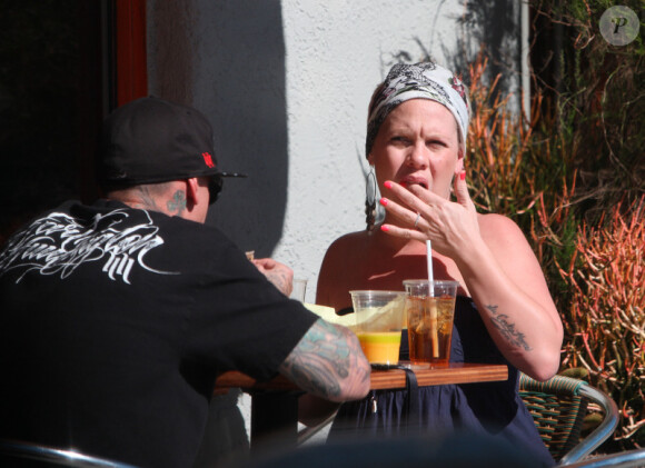 Pink et Carey Hart déjeunent au soleil à Los Angeles le 11 février 2011