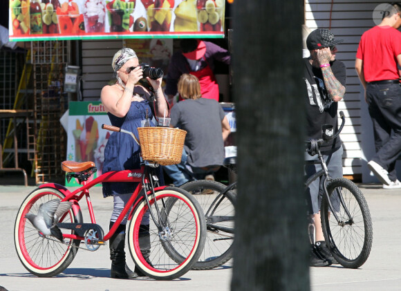 Pink et Carey Hart font une promenade à vélo sur Venice Beach à Los Angeles le 11 février 2011