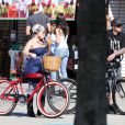 Pink et Carey Hart font une promenade à vélo sur Venice Beach à Los Angeles le 11 février 2011