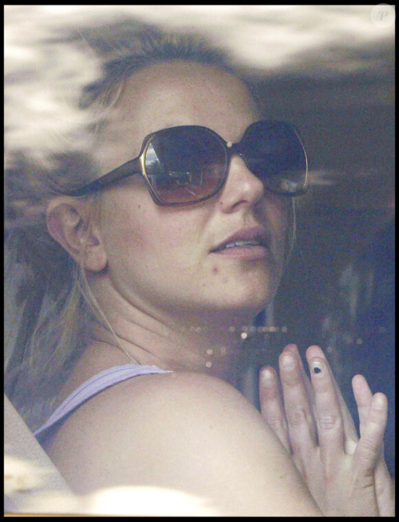 Britney Spears se rend dans un fast-food, en Louisiane, samedi 19 février. Son ongle semble abîmé, et un vilain bouton a pointé le bout de son nez sur sa joue...
