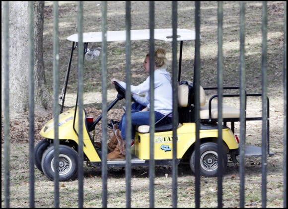 Britney Spears et sa famille tentent d'échapper aux paparazzi, à Kentwood en Louisiane, le 23 février 2011.