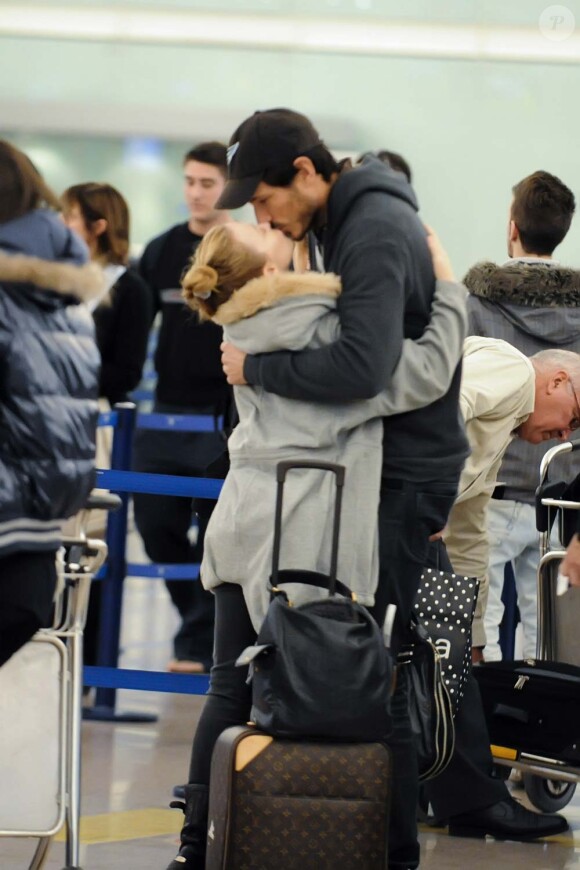 Kylie Minogue et Andres Velencoso, aéroport de Barcelone, le 6 janvier 2011