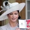 Catherine Zeta-Jones a été faite Commandeur de l'Ordre de l'Empire britannique à Buckingham Palace à Londres le 24 février 2011