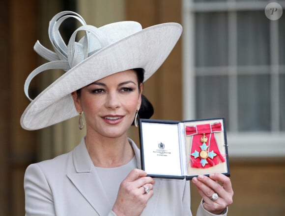 Catherine Zeta-Jones a été faite Commandeur de l'Ordre de l'Empire britannique à Buckingham Palace à Londres le 24 février 2011