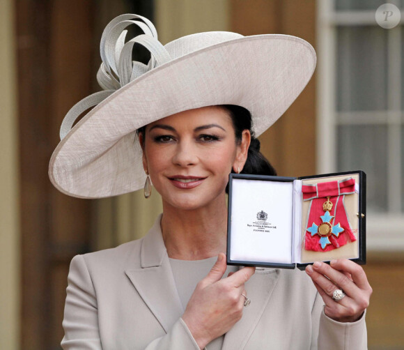 Catherine Zeta-Jones a été faite Commandeur de l'Ordre de l'Empire britannique à Buckingham Palace à Londres le 24 février 2011