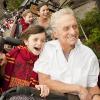Michael Douglas et son fils dans le parc d'attraction Universal en Floride 