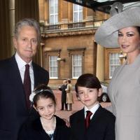 Catherine Zeta-Jones honorée et radieuse avec Michael Douglas et ses enfants !