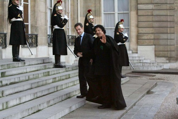 Le Colonel Kadhafi en visite officielle à Paris, ici avec Nicolas Sarkozy, le 12 décembre 2007