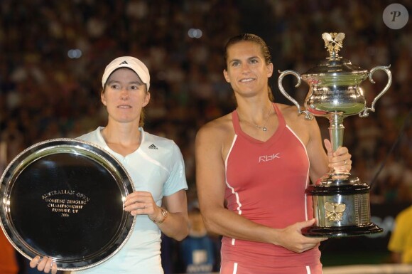 Justine Hénin et Amélie Mauresmo lors de la finale de l'Open d'Australie 2006 : la Belge abandonne et prive sa copine d'un "vrai" triomphe. Leur amitié ne s'en remettra pas.