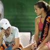Justine Hénin et Amélie Mauresmo lors de la finale de l'Open d'Australie 2006 : la Belge abandonne et prive sa copine d'un "vrai" triomphe. Leur amitié ne s'en remettra pas.