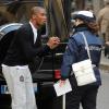Samuel Eto'o en train de tenter de convaincre une contractuelle dans les rues de Milan, le 24 février 2011