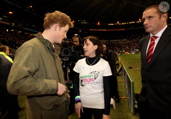 A la mi-temps du match Angleterre-France à Twickenham, le 26 février 2011, dans le Tournoi des VI Nations, le prince Harry a rencontré les protagonistes d'une manifestation caritative.