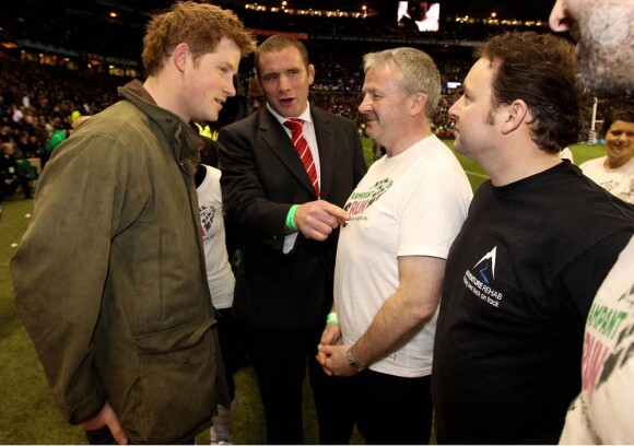 A la mi-temps du match Angleterre-France à Twickenham, le 26 février 2011, dans le Tournoi des VI Nations, le prince Harry a rencontré les protagonistes d'une manifestation caritative.