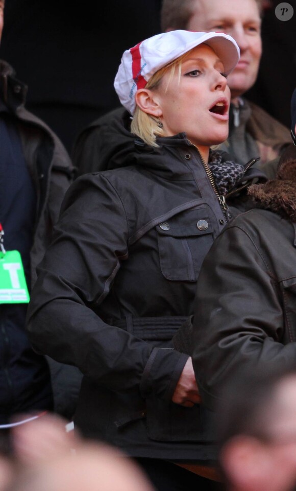 Zara Phillips était présente à Twickenham le 26 février 2011 pour regarder son futur époux Mike Tindall dans le crunch du Tournoi des VI Nations. Son cousin le prince Harry partageait la chaude ambiance du match avec elle !