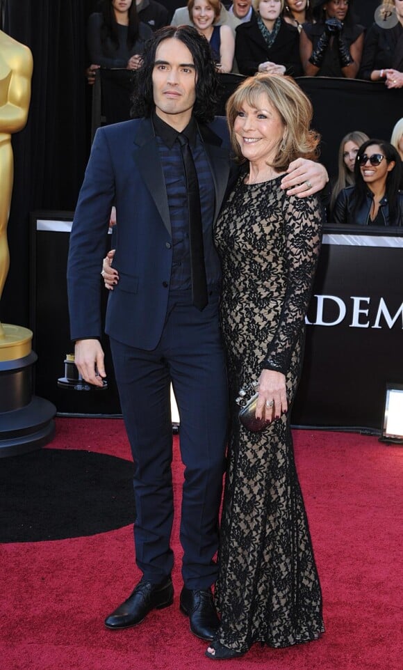 Russell Brand et sa maman Barbara lors des Oscars le 27 février 2011 à Los Angeles 