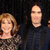 Russell Brand et sa mère Barbara sur le tapis rouge des Oscars le 27 février 2011