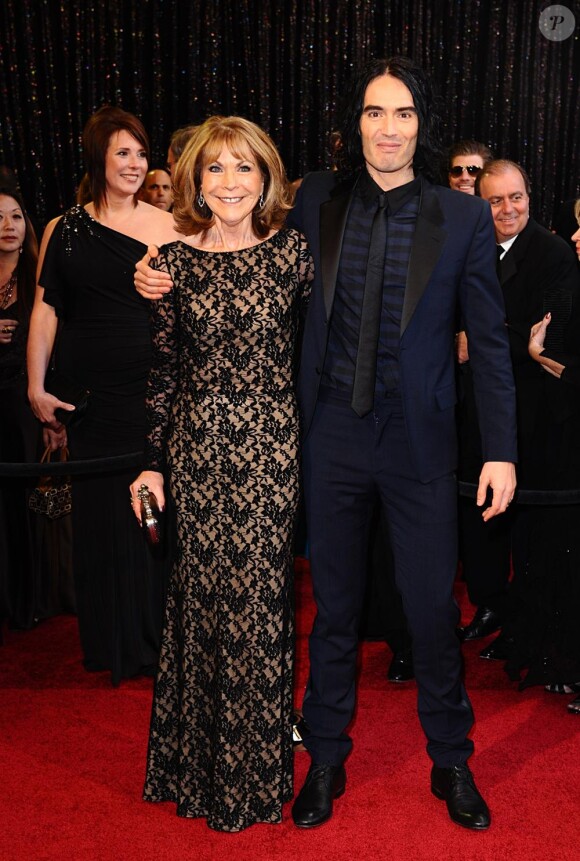 Russell Brand et sa mère Barbara sur le tapis rouge des Oscars le 27 février 2011