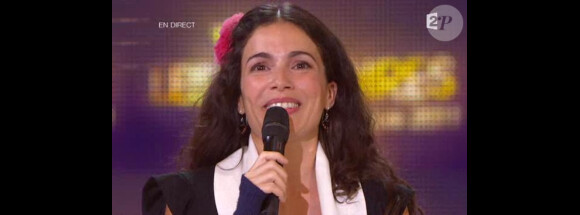Yael Naim reçoit la Victoire de l'Artiste interprète féminine, lors de la seconde moitié des Victoires de la Musique 2011, mardi 1er mars sur France 2.