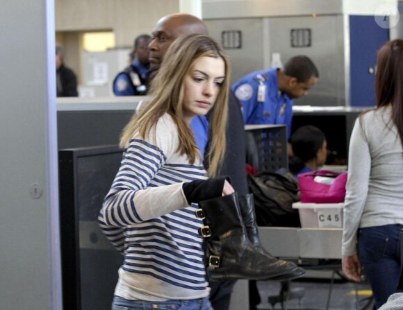 Anne Hathaway à l'aéroport de Los Angeles, LAX, en compagnie de son fiancé Adam Shulman afin de s'envoler vers New York le 1er mars 2011 