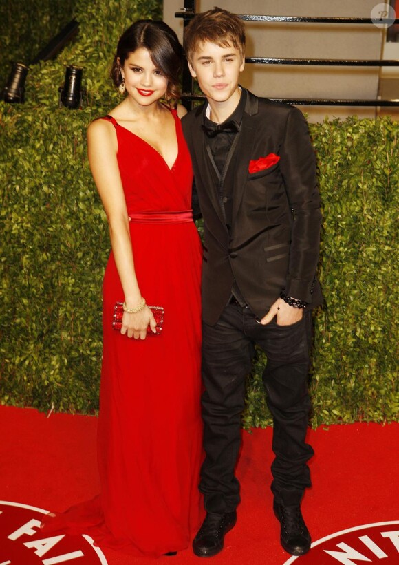 Justin Bieber officialise avec Selena Gomez, sur le tapis rouge de la soirée Vanity Fair, dimanche 27 février à Los Angeles.