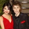 Justin Bieber officialise avec Selena Gomez, sur le tapis rouge de la soirée Vanity Fair, dimanche 27 février à Los Angeles.