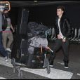 Justin Bieber arrive à l'aéroport de Londres-Heathrow, jeudi 3 mars, et prend le temps de faire quelques photos avec ses fans venus l'accueillir sur place.