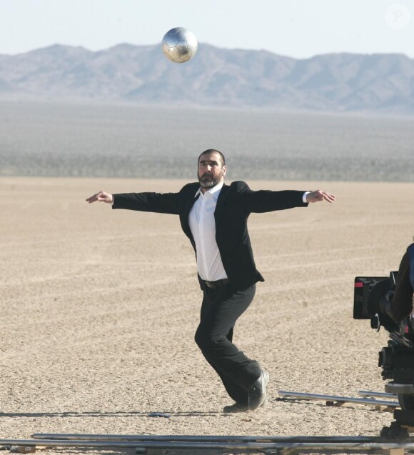 Eric Cantona en plein tournage pour la pub L'Oreal for men, dans le désert de Mojave, en Californie, le 14 février 2011