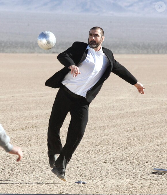 Eric Cantona en plein tournage pour la pub L'Oreal for men, dans le désert de Mojave, en Californie, le 14 février 2011