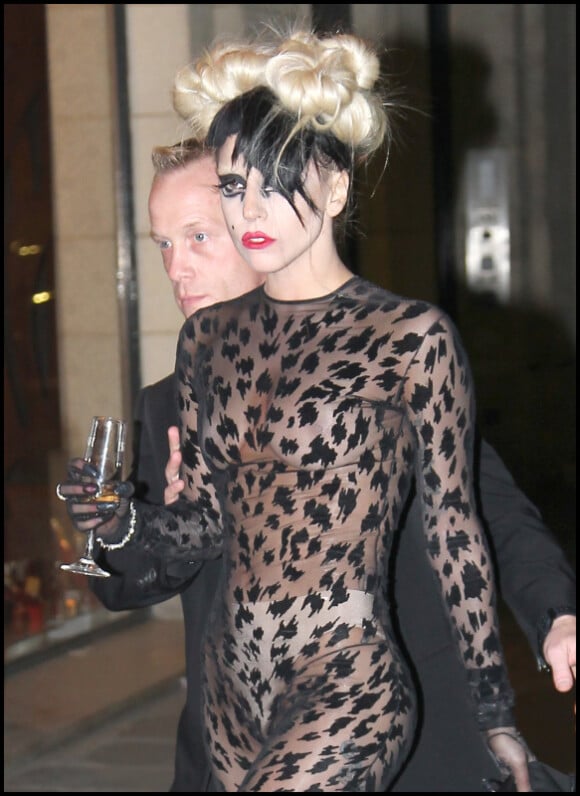 Lady Gaga est photographiée arrivant au restaurant Maxim's, à Paris, dans une tenue  très légère laissant entrevoir  ses dessous et ses seins nus, mercredi 2 mars 2011.
