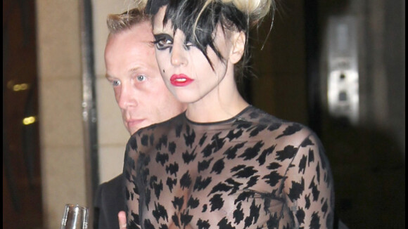 Lady Gaga, totalement nue sous une combinaison transparente, a irradié Paris !