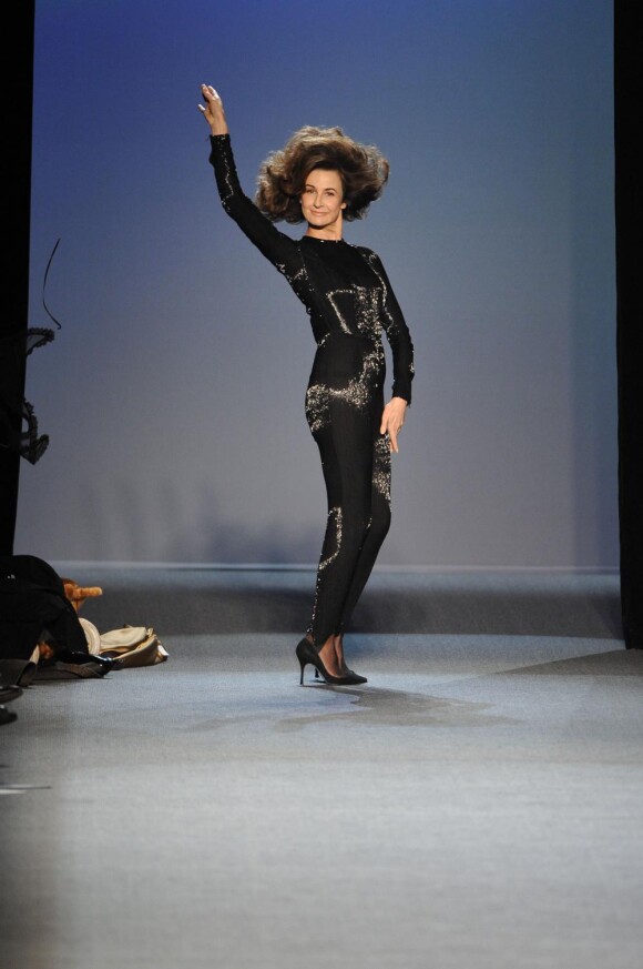 Valérie Lemercier a fait son show au défilé Jean-Paul Gaultier à Paris le 5 mars 2011