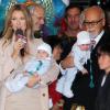 Céline Dion et René Angélil présentent leurs jumeaux Eddy et Nelson, à Las Vegas, le 16 février 2011.
